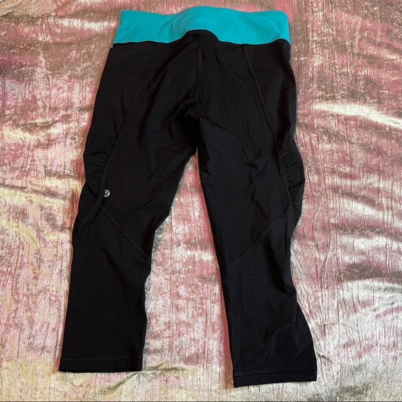 Lululemon Water Bound Crop
Black / Blue Tropics Size 6 - Picture 4 of 13